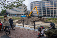 910608 Afbeelding van de werkzaamheden ten behoeve van het opnieuw aanleggen van de Stadsbuitengracht te Utrecht, ter ...